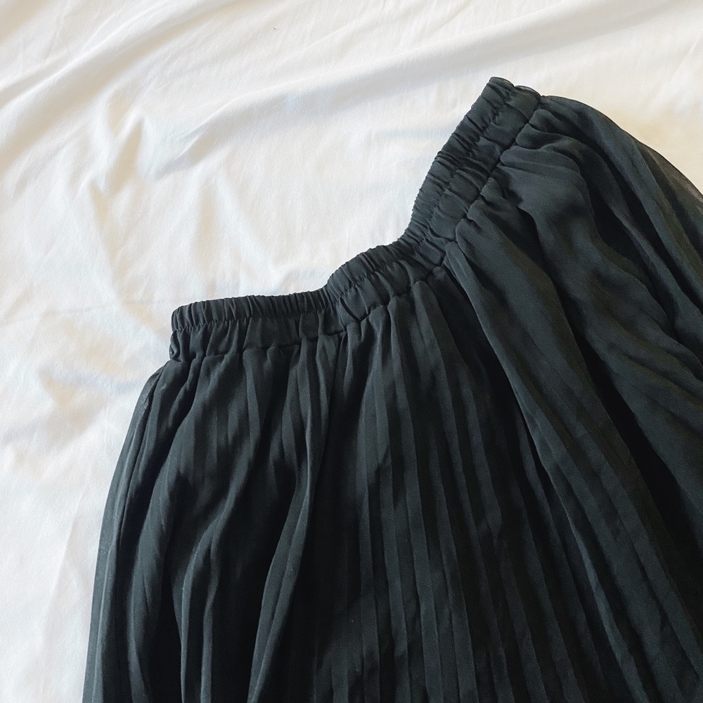 $18 | A New Day Accordion
Midi Skirt | XL | Black | Good Condition